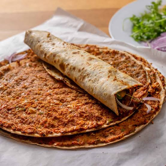 Lahmacun mit Dönerfleisch
